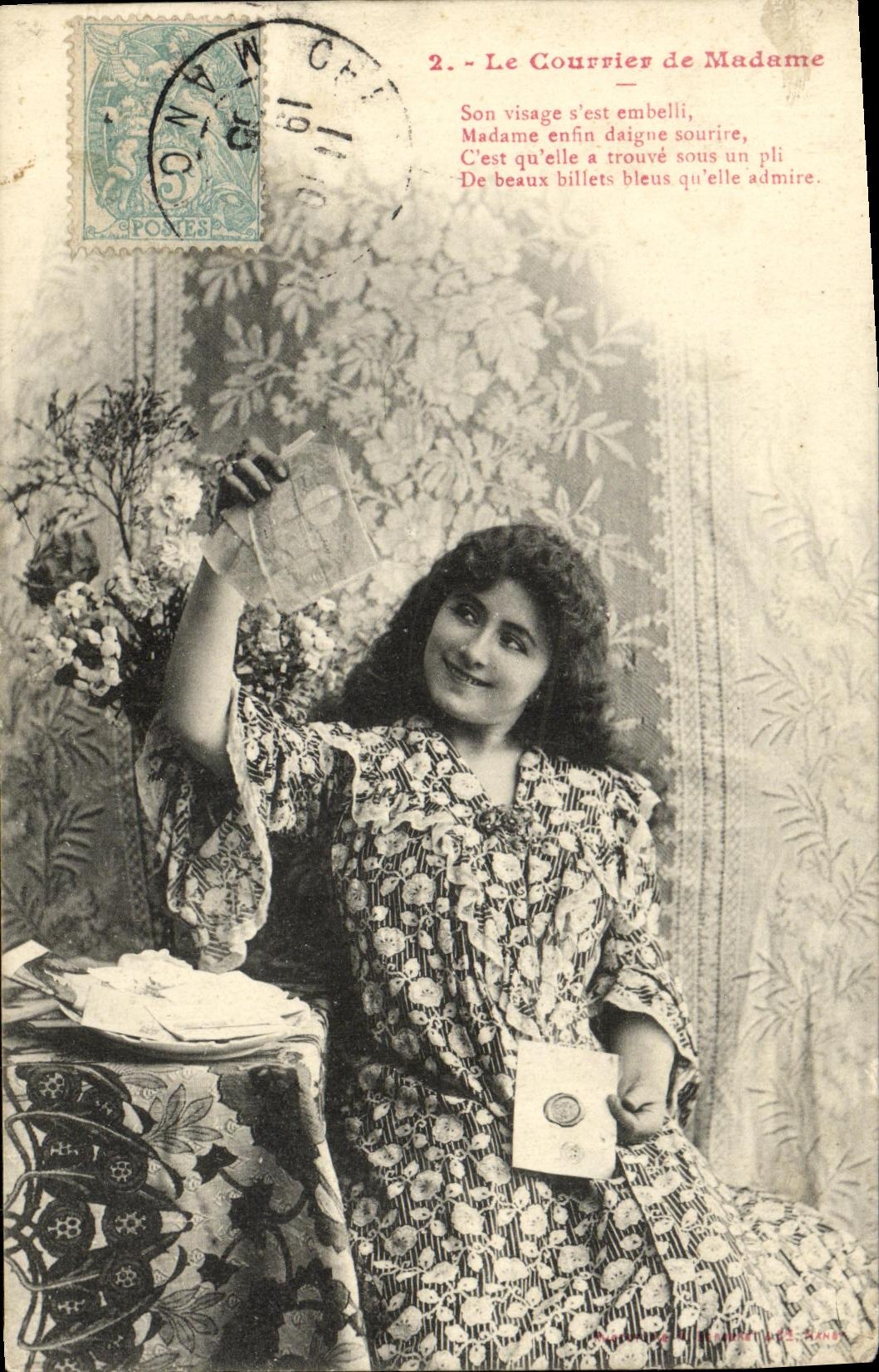 Femme souriante tenant un billet — Le Courrier de Madame — éditeur PONTES, n°2