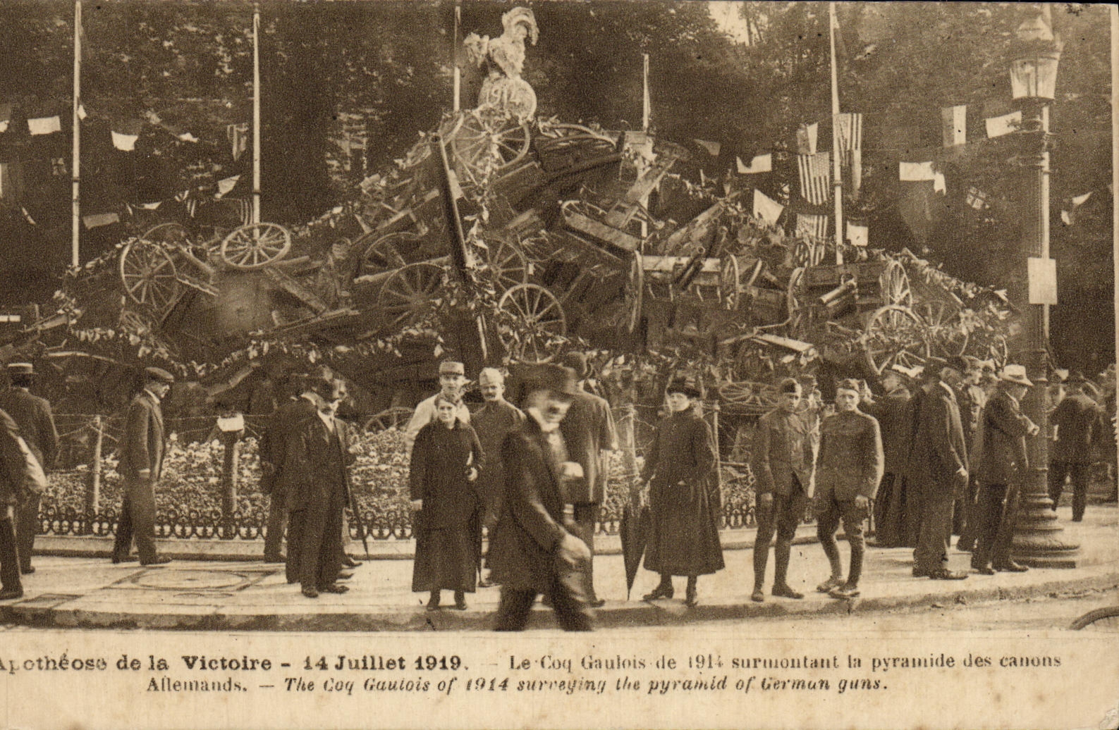 Fête de la Victoire - 14 Juillet 1919 — Le Coq Gaulois surmontant la pyramide des canons allemands — Cornault et Papeginn, éditeurs Paris-Tours