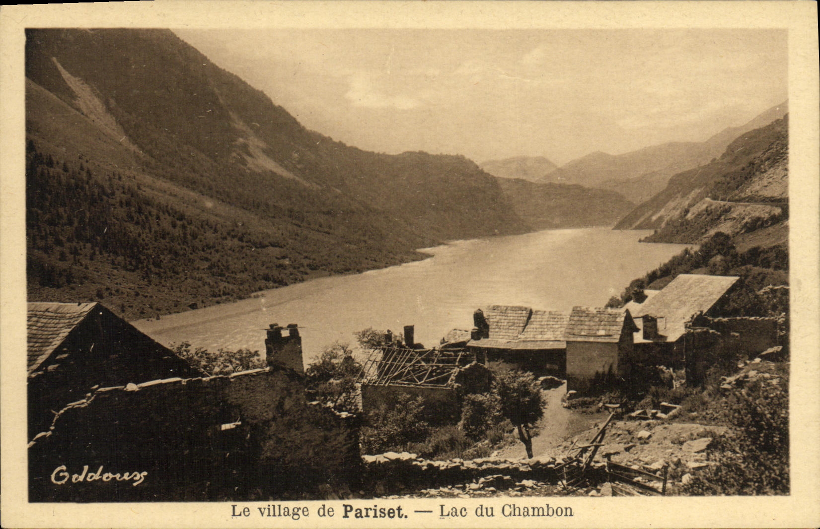 Le village de Pariset — Lac du Chambon — Gildoruz