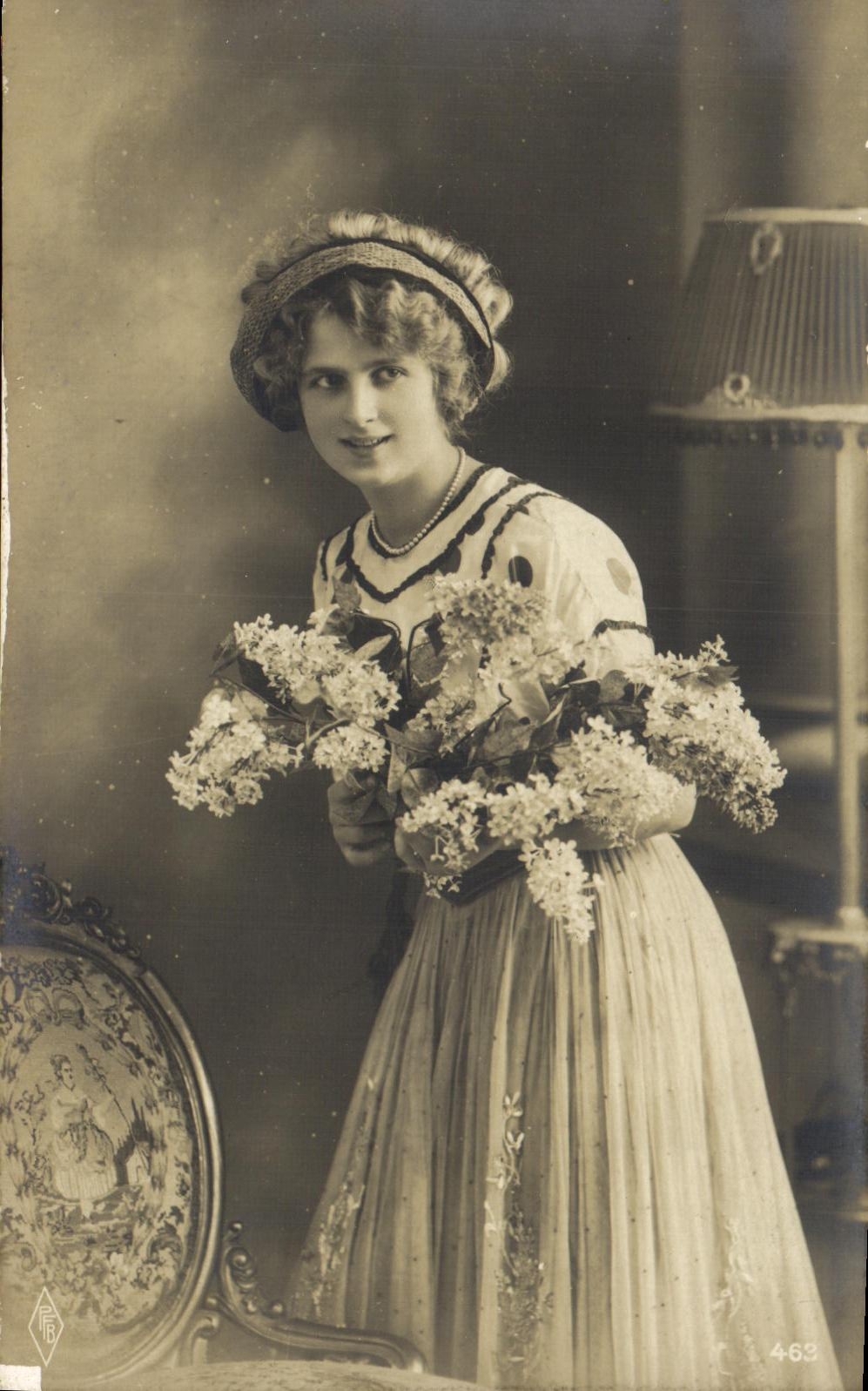 Junge Frau in gestreifter Kleidung — mit einem Lilienstrauß — Verlag R. B. n° 463