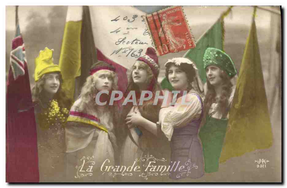 CPA La Grande Famille Femmes Militaria 