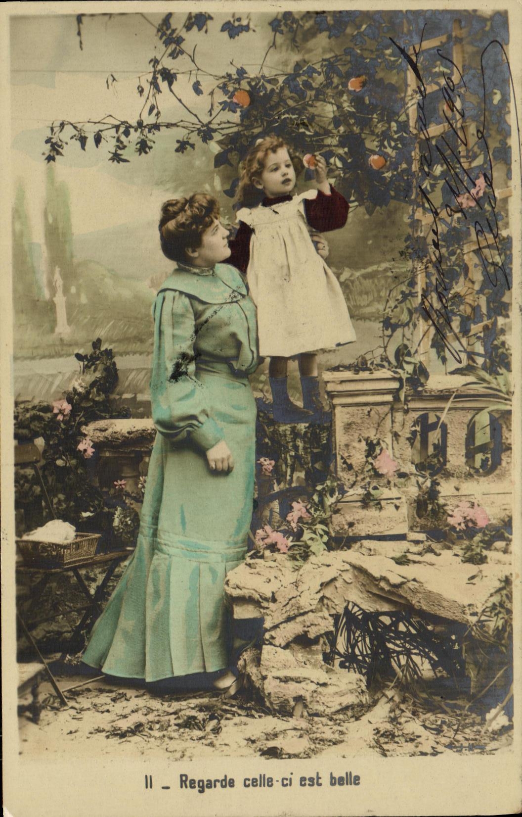 Femme et enfant sous un arbre fruitier — texte imprimé : 'Il - Regarde celle-ci est belle' — éditeur J.H. (signature en bas à droite)