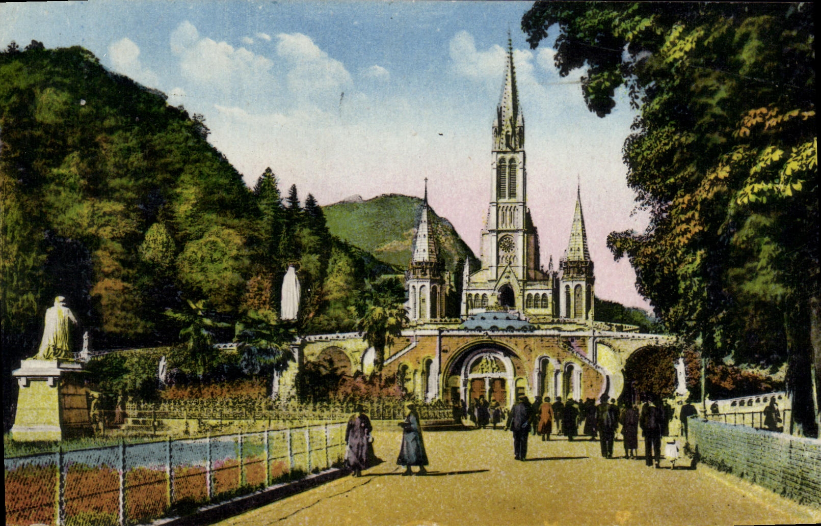 CPA Lourdes La Basilique et la Vierge Couronne