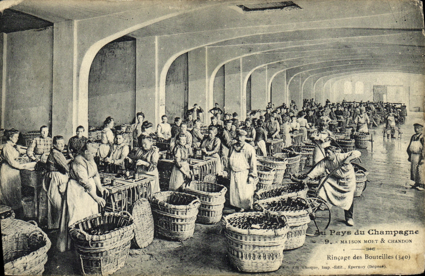 CPA Au pays du Champagne Rincage des bouteilles Moet et Chandon