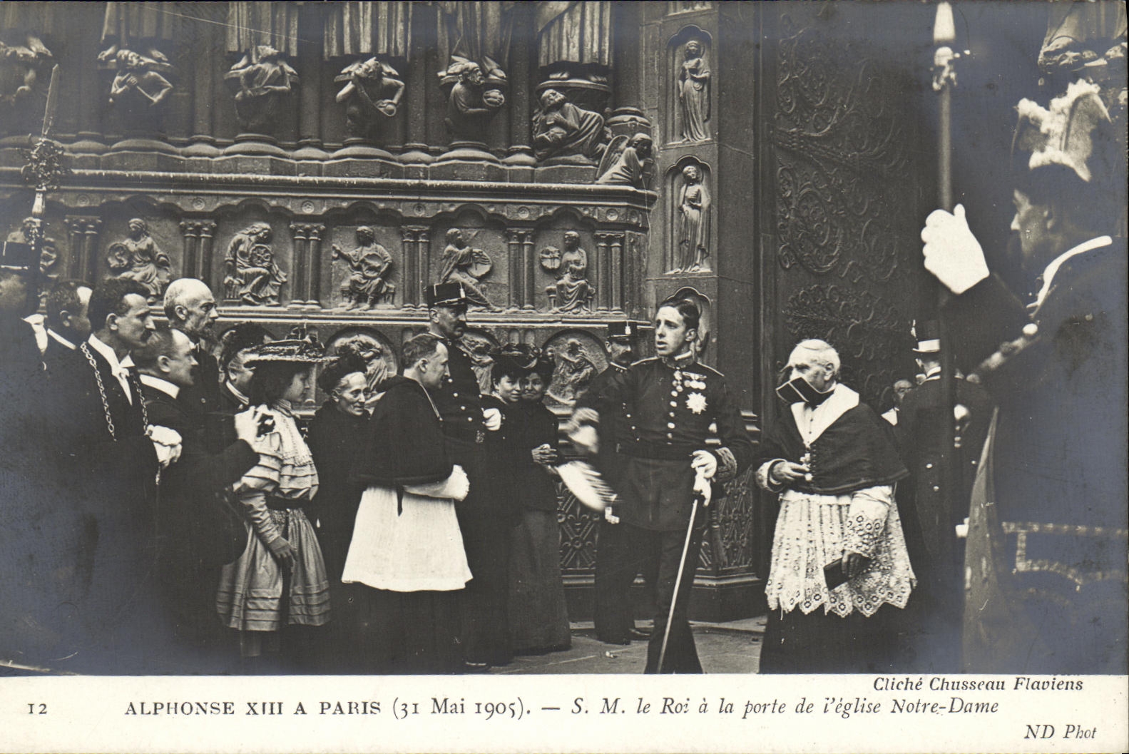 Alphonse XIII à Paris — 31 Mai 1905 — S.M. le Roi à la porte de l'église Notre-Dame — Cliché Chusseau Flaviens