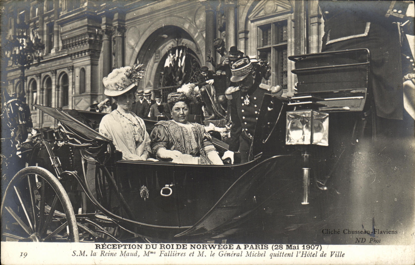 Réception du Roi de Norvège à Paris — S.M. la Reine Maud, Mme Fallières et M. le Général Michel quittent l'Hôtel de Ville (28 Mai 1907) — Cliché Chusseau-Flaviens