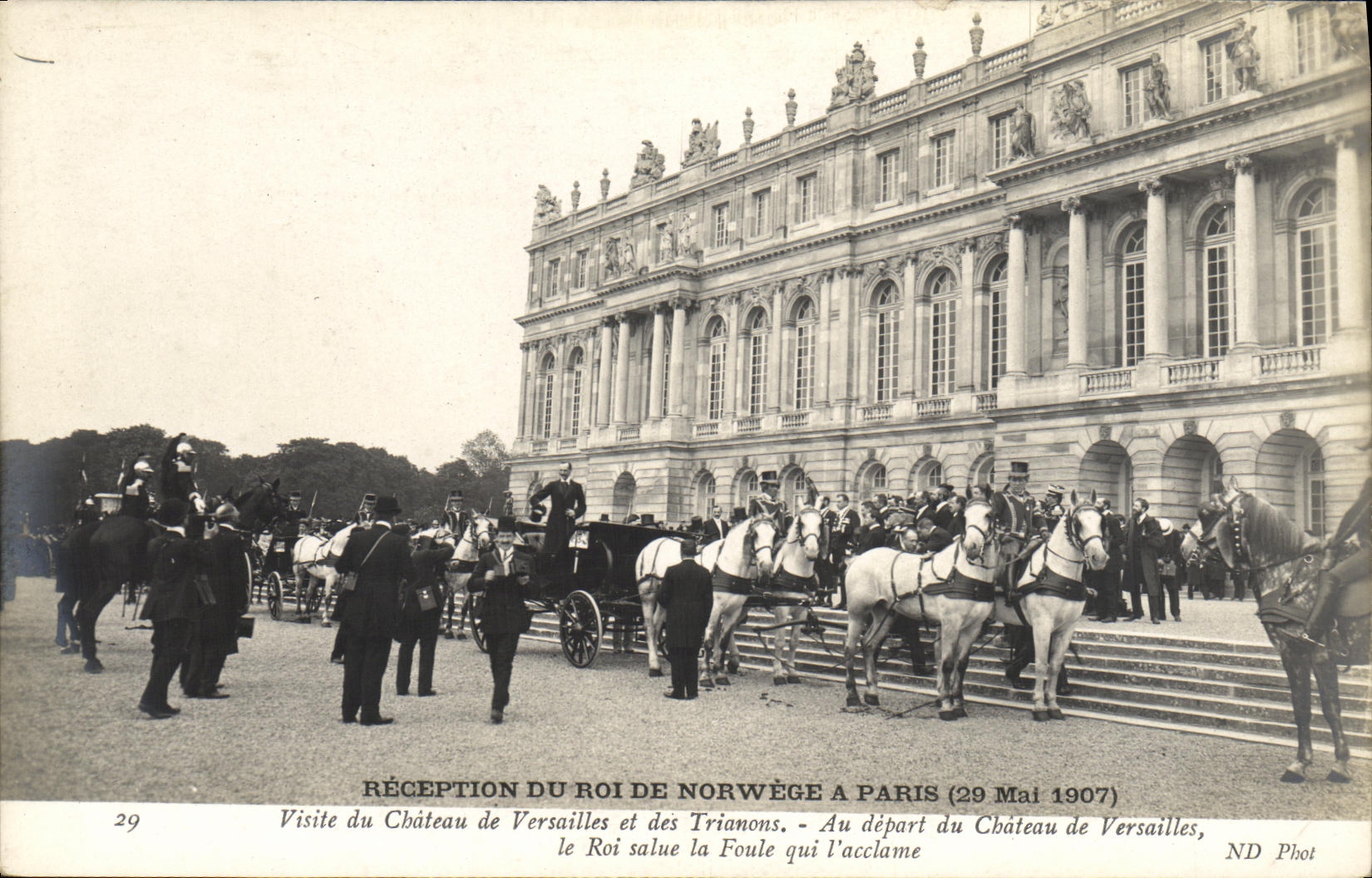 Visite du Château de Versailles et des Trianons — Au départ du Château de Versailles, le Roi salue la Foule qui l'acclame — ND Phot, n°29