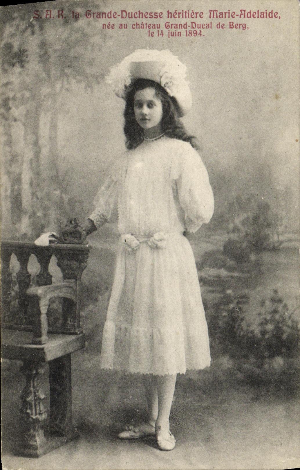 CPA La Grande Duchesse Heritiere Marie Adelaide Chateau Grand Ducal de Ber Luxembourg