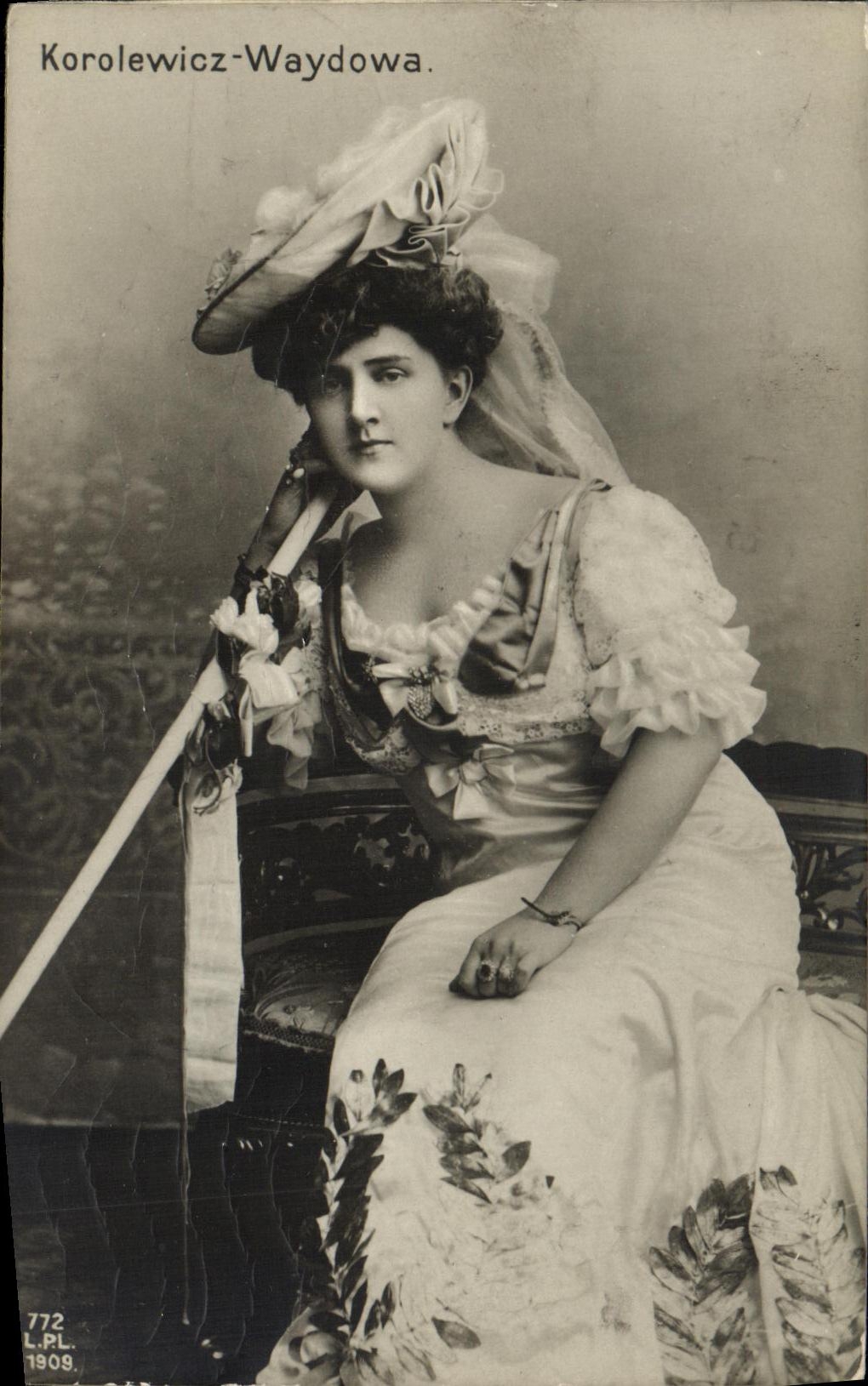 Korolewicz-Waydowa — Portrait d'une femme en robe ornée et chapeau à voile — L.P.L. n°772