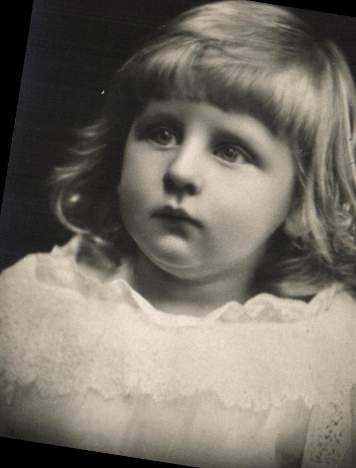 Portrait d'une petite fille — photographie — Union Postale Universelle, Roumanie