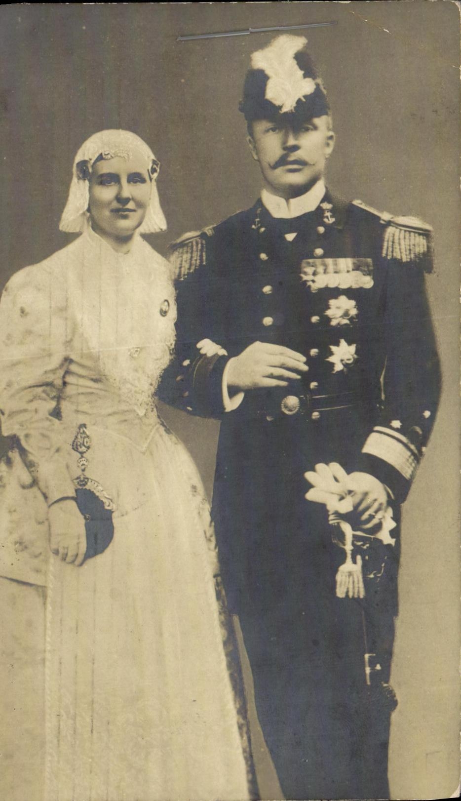 Couple en tenue de cérémonie — Photo J. H. Slaiers, Leeuwarden — éditeur : Blanckwaerd & Schoenheven, Den Haag