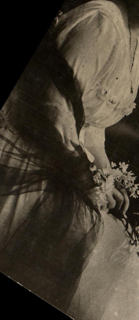 Femme tenant un bouquet — Romainie — CPAPHIL