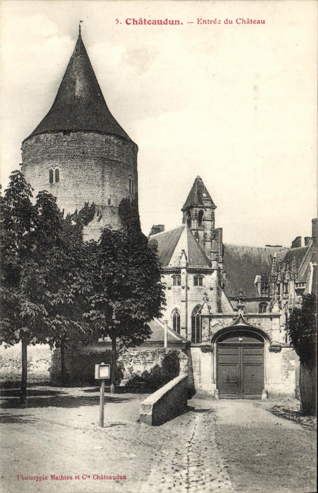 Châteaudun — Entrée du Château — Phototypie Mathieu et Cie Châteaudun
