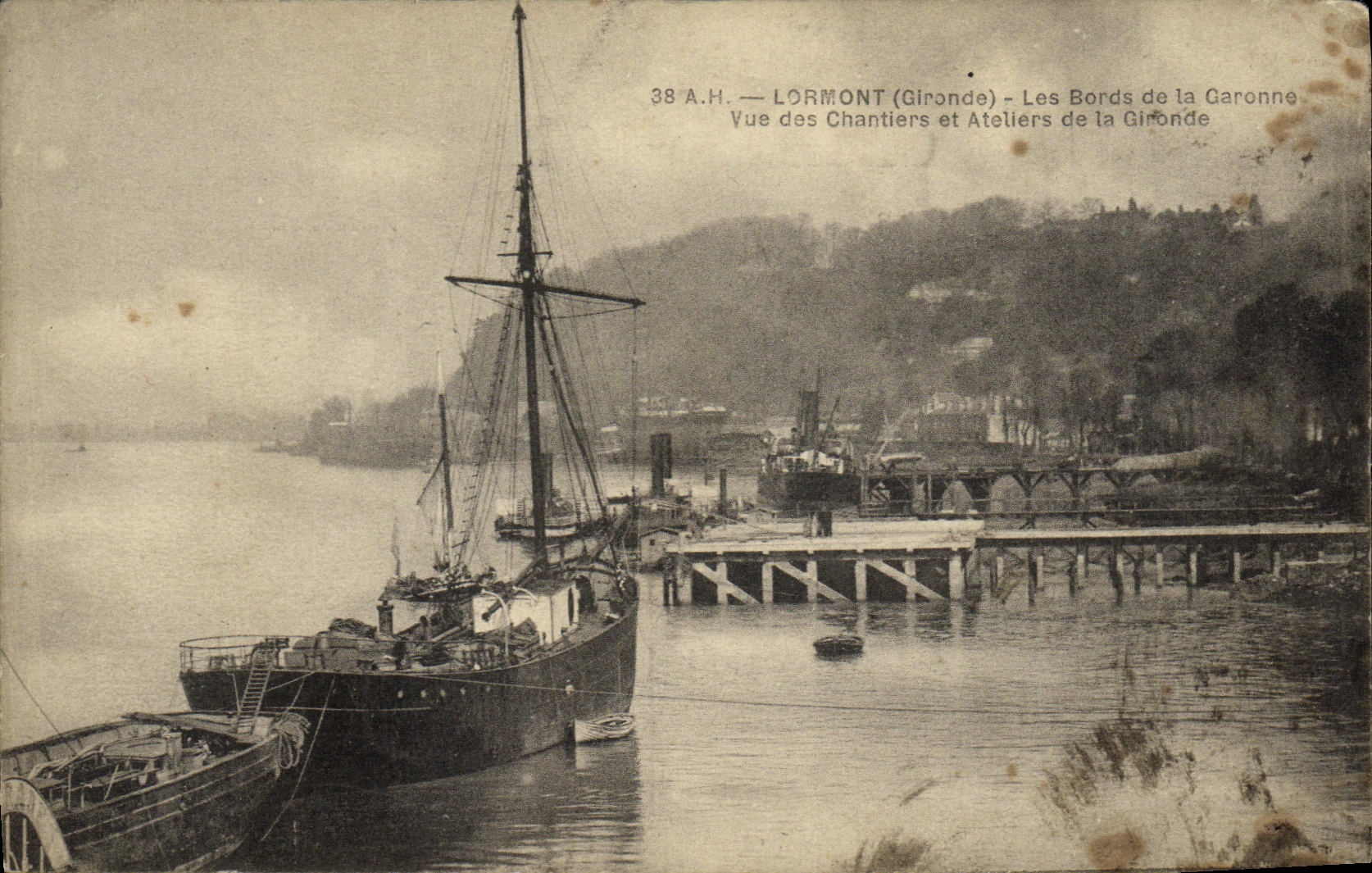 CPA Lormont Les bords de al Garonne Vue des chantiers et ateliers de la Gironde Bateau 