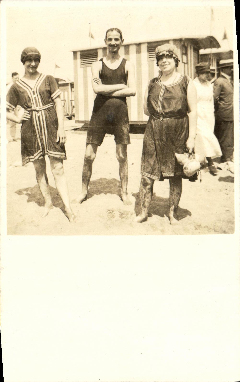 Drei Personen in Badeanzügen — Strand — Verlag STAMP