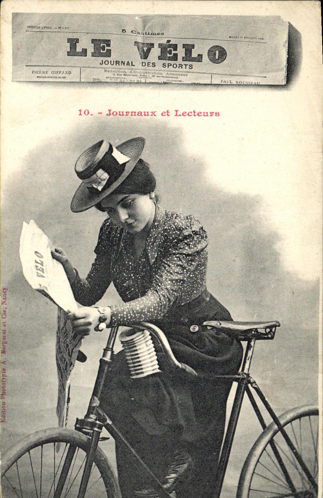 Femme à vélo lisant un journal — Le Vélo, Journal des Sports — Édition A. Bergéral et Cie, Nancy
