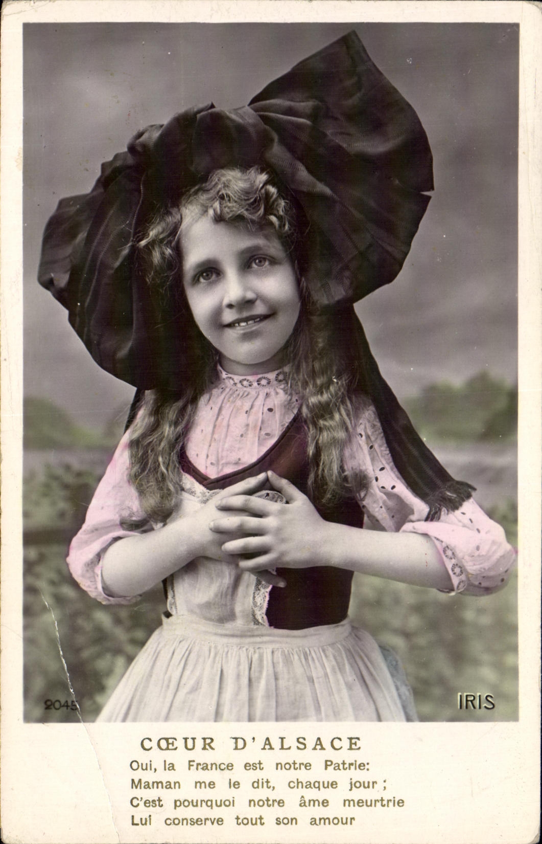 Fille en robe et châle — poème 'Cœur d'Alsace' — IRIS, n°2045