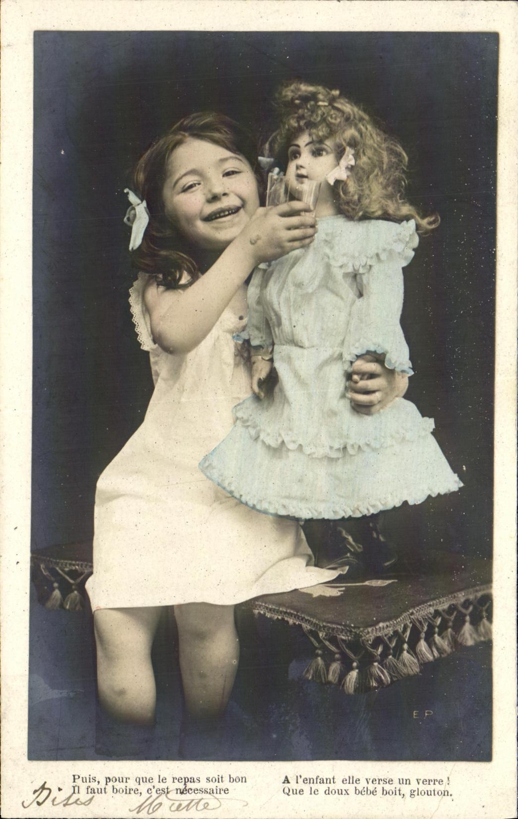 Enfant jouant avec une poupée — E.P. — Éditeur E.P.