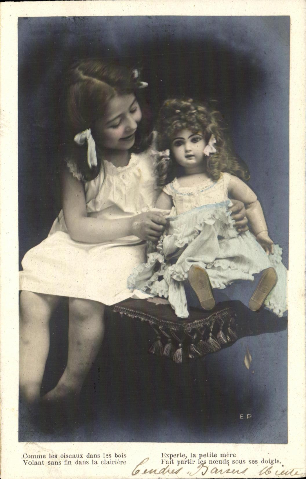Fille jouant avec une poupée — poème imprimé — E.P. (Éditeur)