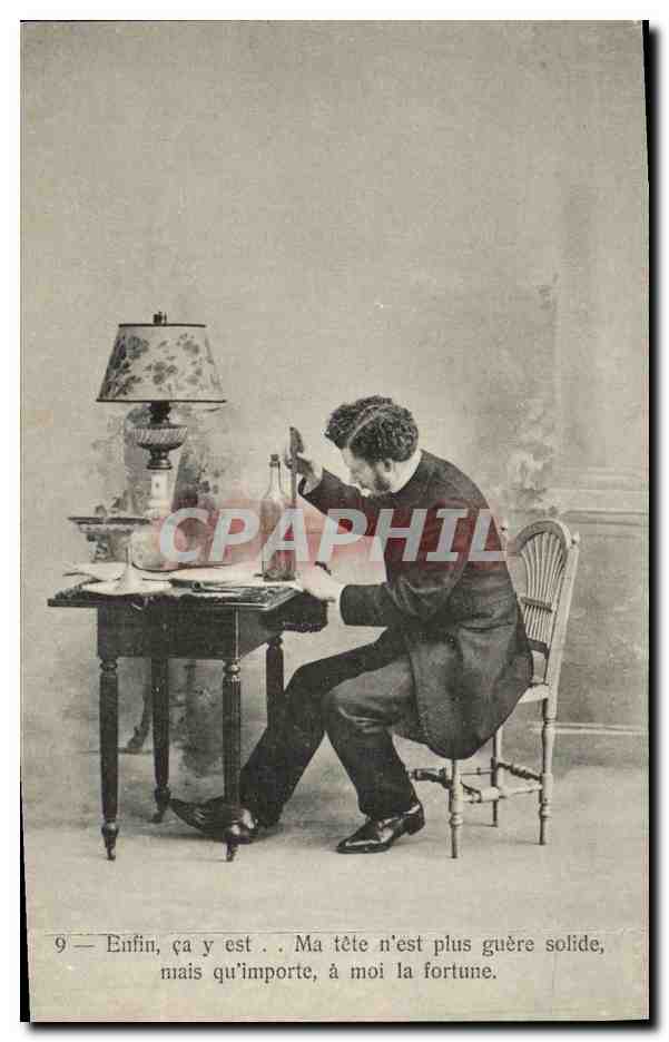 Homme assis à une table — texte imprimé — L'H, Paris