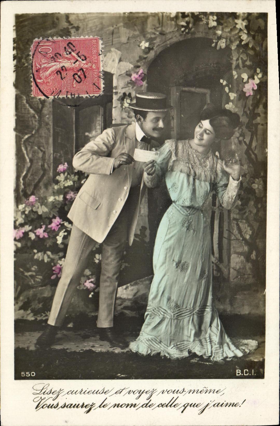Couple devant un portail fleuri — B.C.I. n° 550