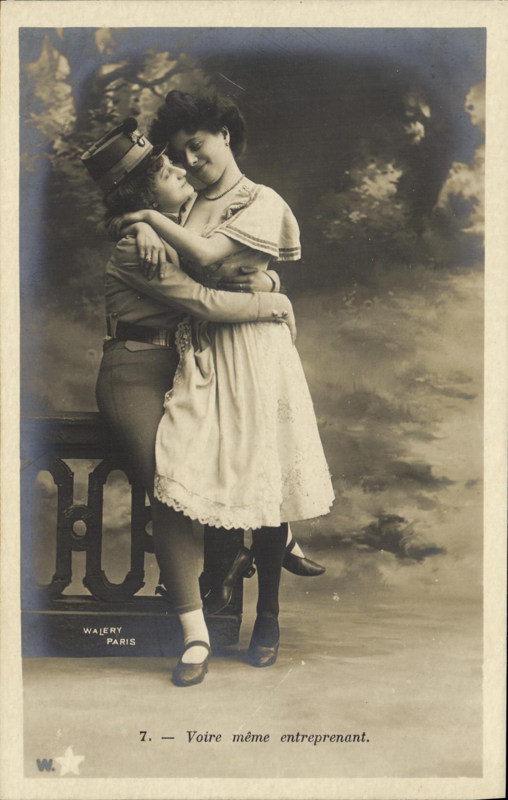 Deux femmes en étreinte — scène de théâtre — Walery Paris, n°7
