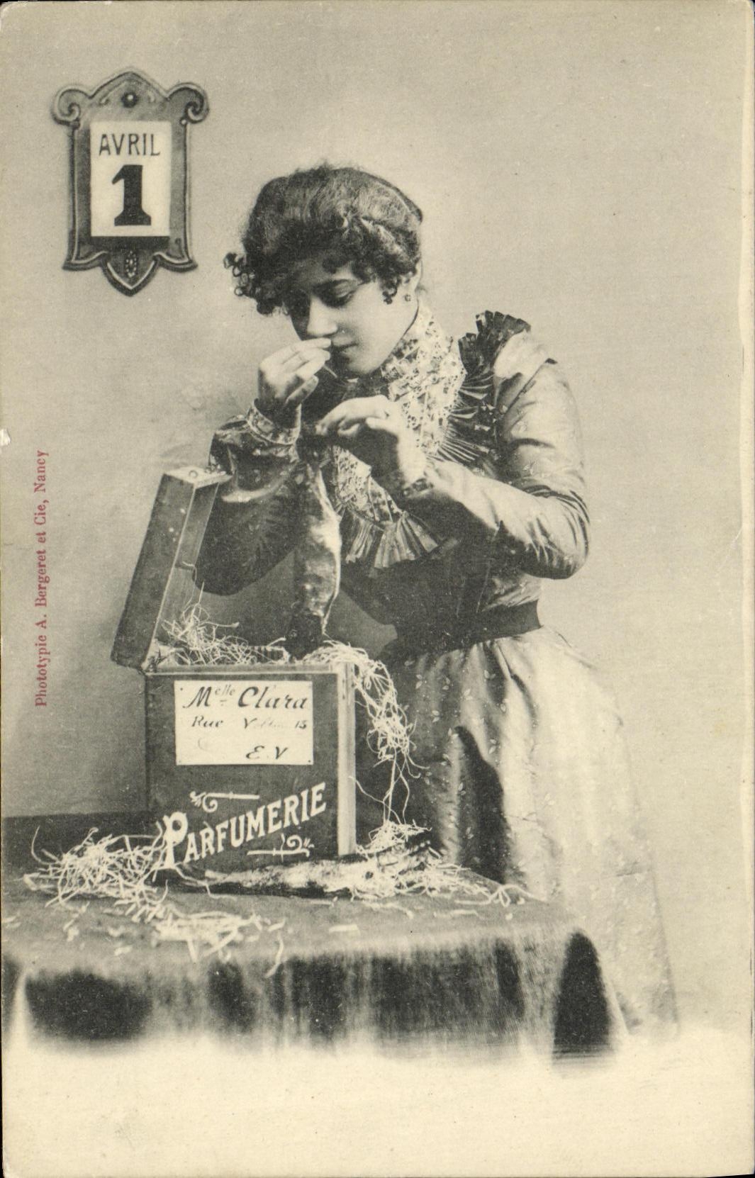 Vrouw die een doosje parfume — Mevrouw Clara, Parfumerie — Fototypie A. Bergeret et Cie, Nancy