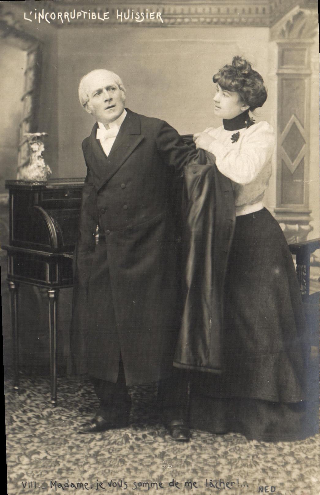 CPA Fantaisie Femme L incorruptible huissier