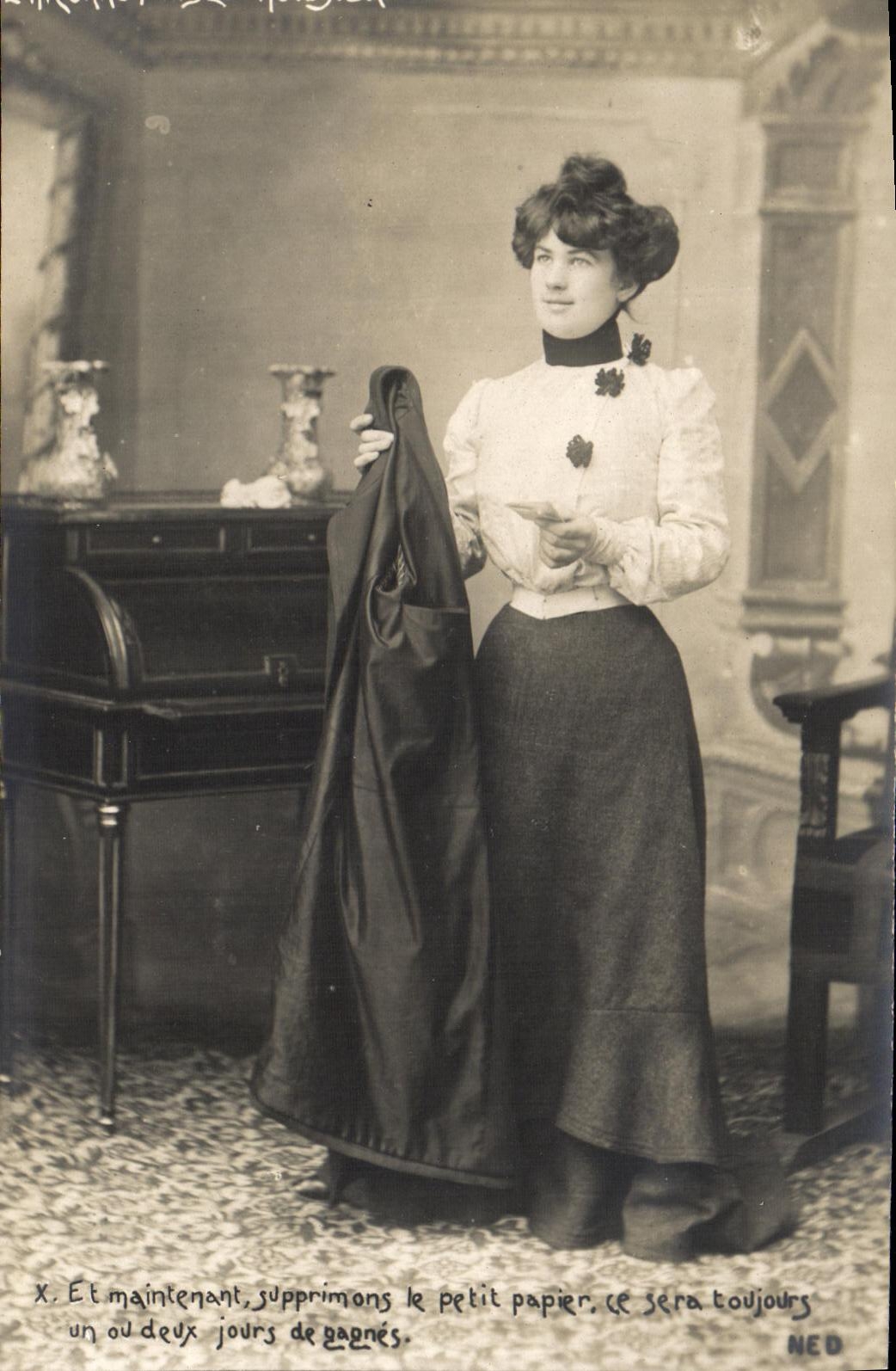 CPA Fantaisie Femme L incorruptible huissier