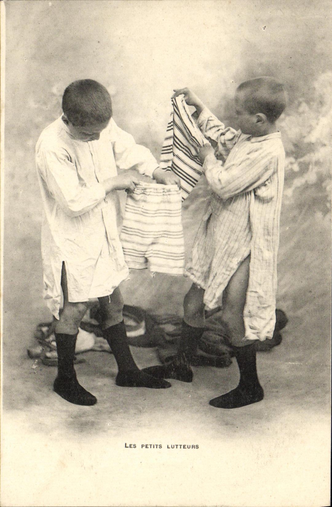 CPA Fantaisie Enfants Les petits lutteurs Lutte