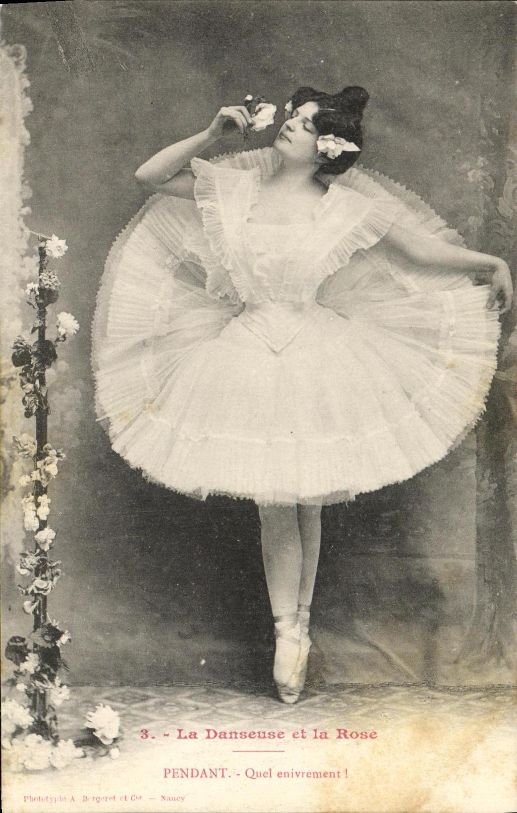 CPA Fantaisie Femme La danseuse et la rose