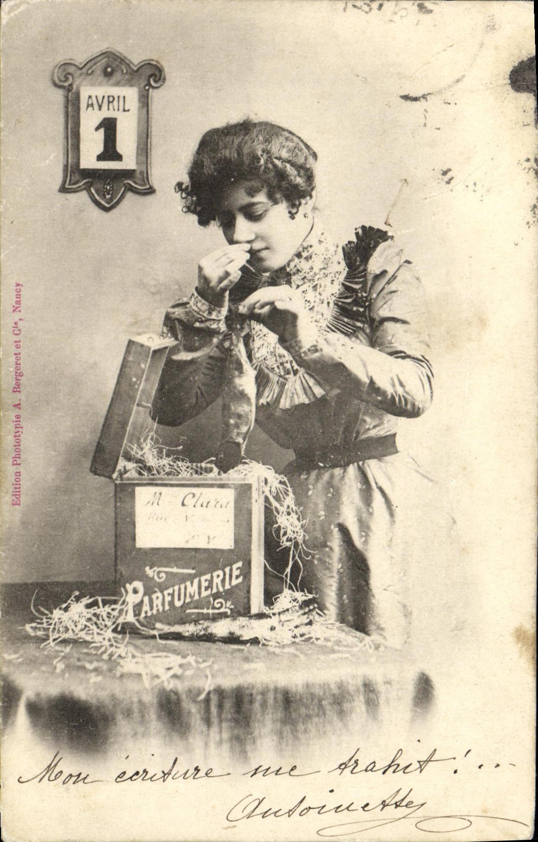 Femme devant une boîte de parfumerie — Édition Phototypie A. Bergéret et Cie, Nancy — N°1