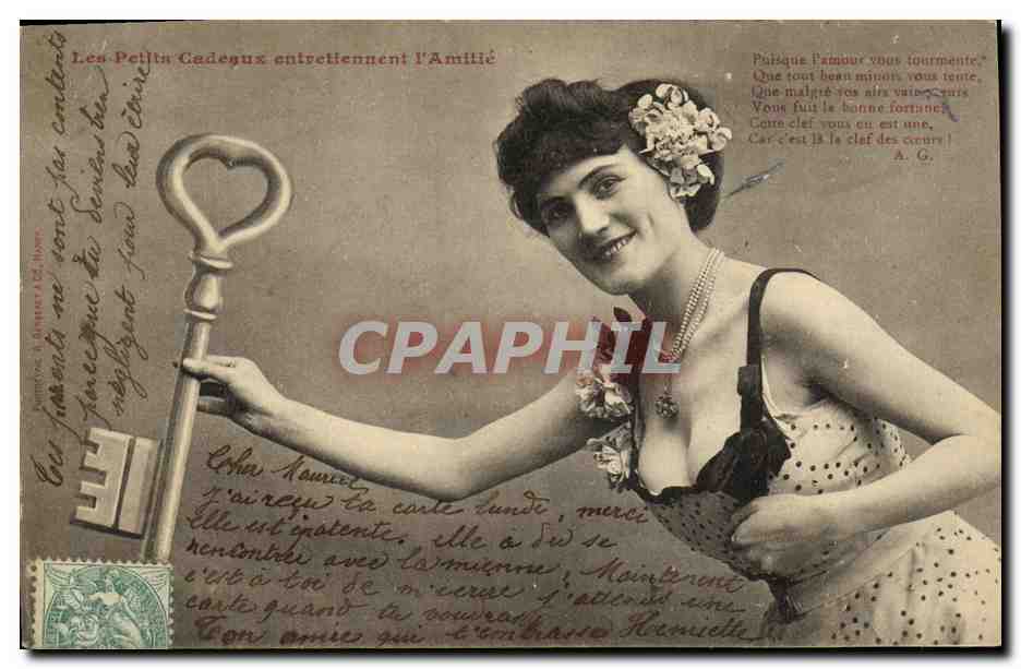 Donna che tiene una chiave — I Piccoli Regali Mantengono l'Amicizia — editore non visibile