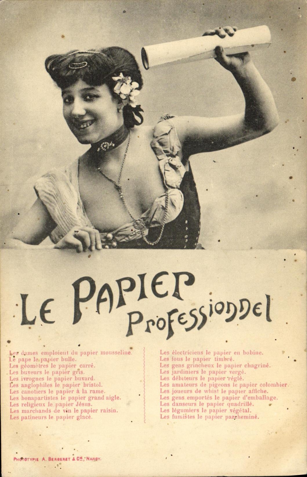Lächelnde Frau mit einem Rollen — Werbung für 'Le Papier Professionnel' — Phototypie A. Berberet & Cie, NANCY
