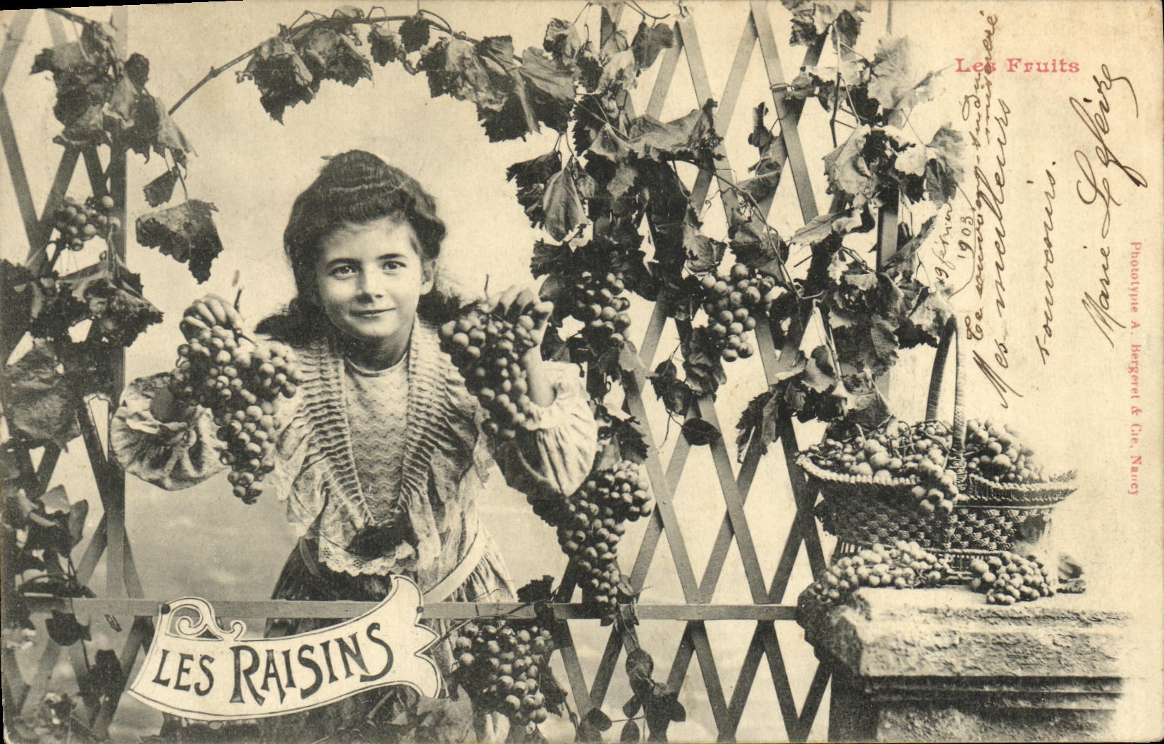 CPA Fantaisie Les Fruits Enfants Les raisins