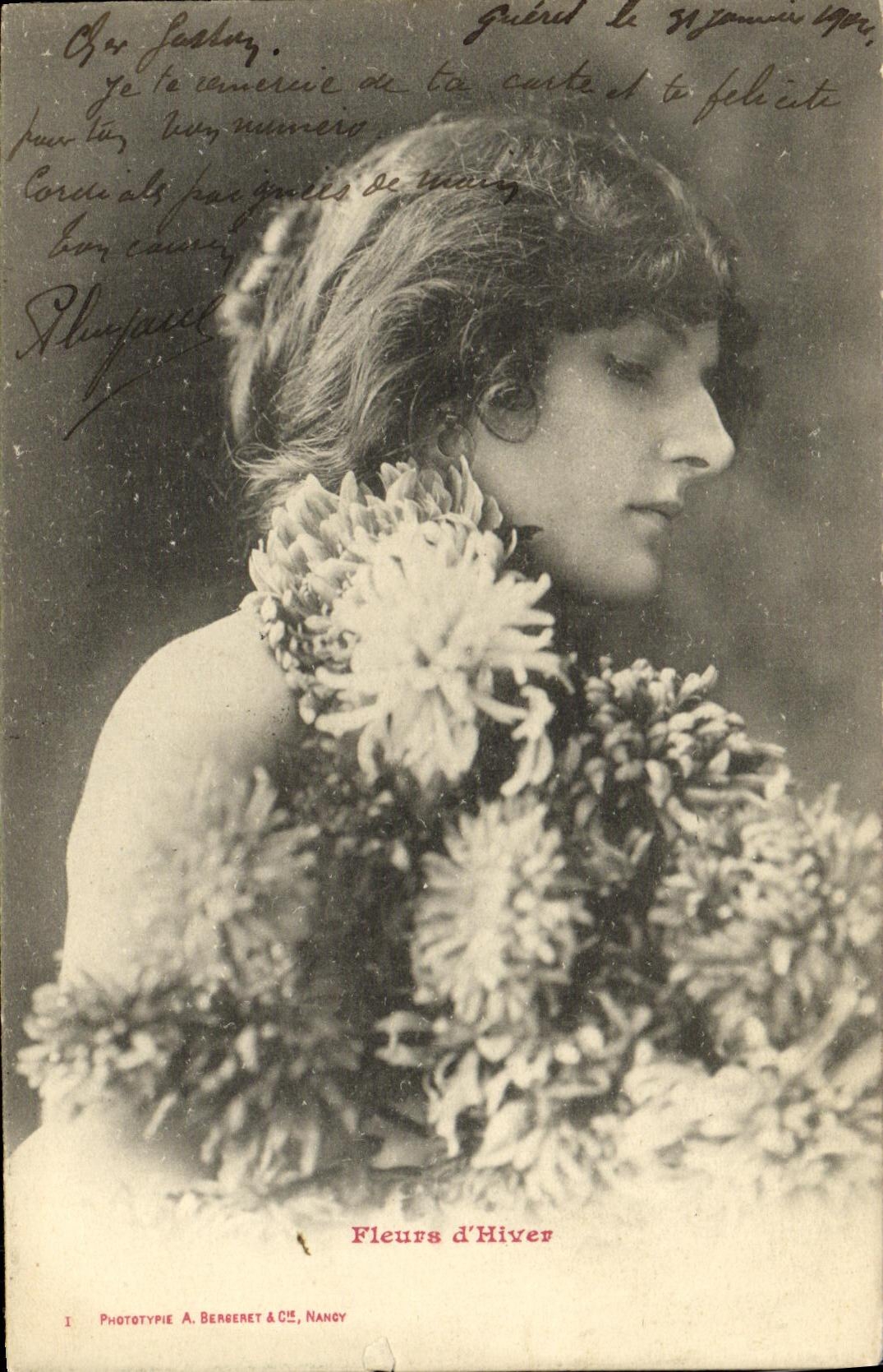 Winterblüten — junge Frau mit Chrysanthemenstrauß — Fototypie A. Bergeret & Cie, Nancy