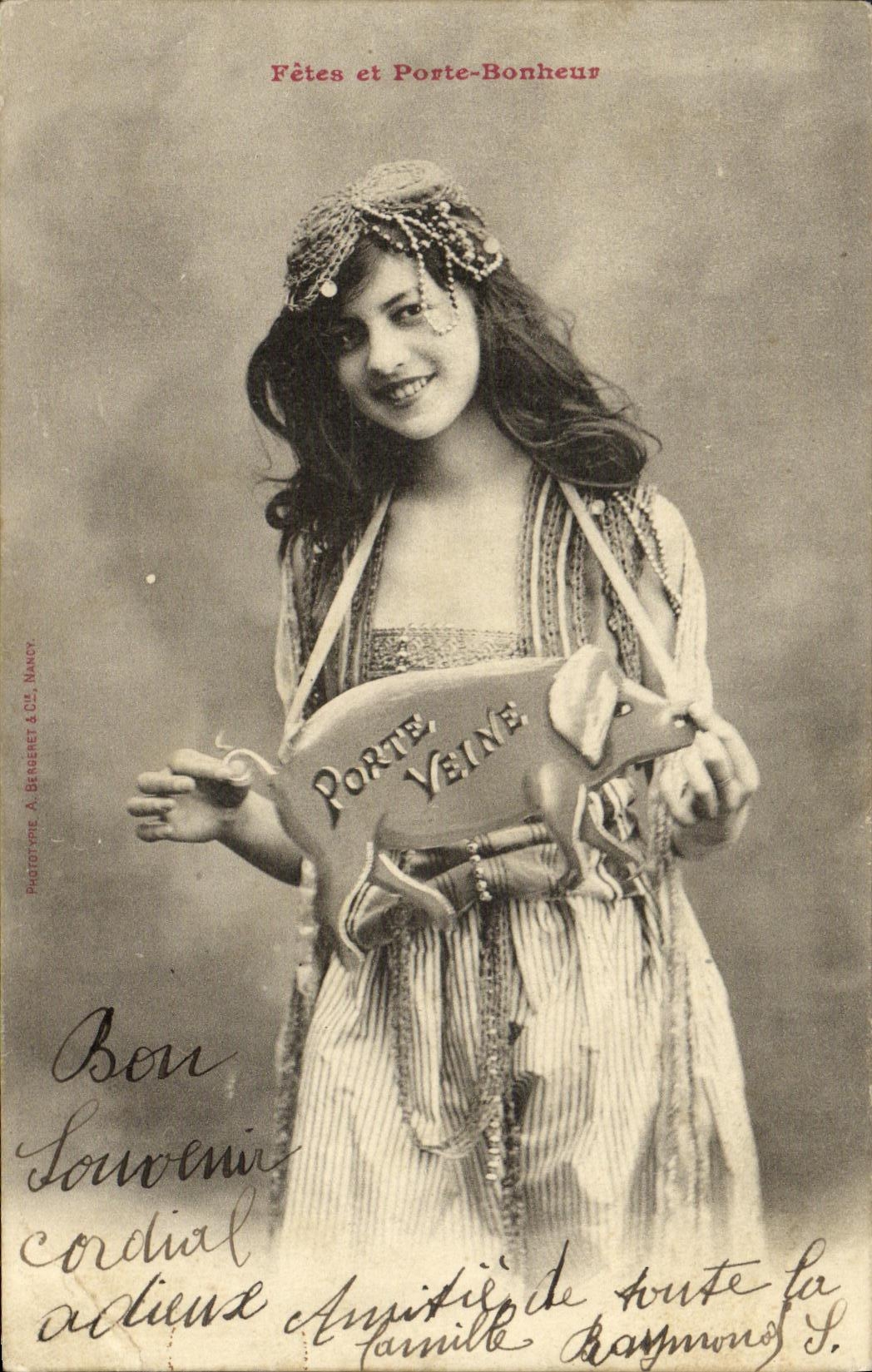 Fêtes et Porte-Bonheur — jeune femme en costume exotique tenant un porcelet porte-bonheur — Phototype A. Berberet & Cie, Nancy