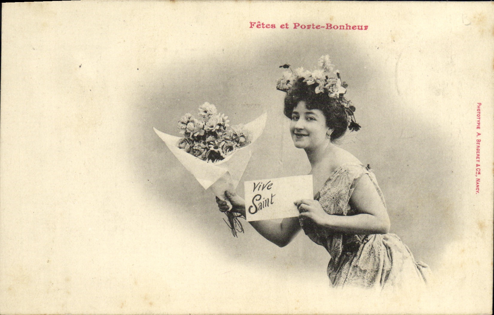 Fêtes et Porte-Bonheur — Femme en robe fleurie tenant bouquet et carte 'Vive Saint' — Phototype A. Benenet & Cie, Nancy