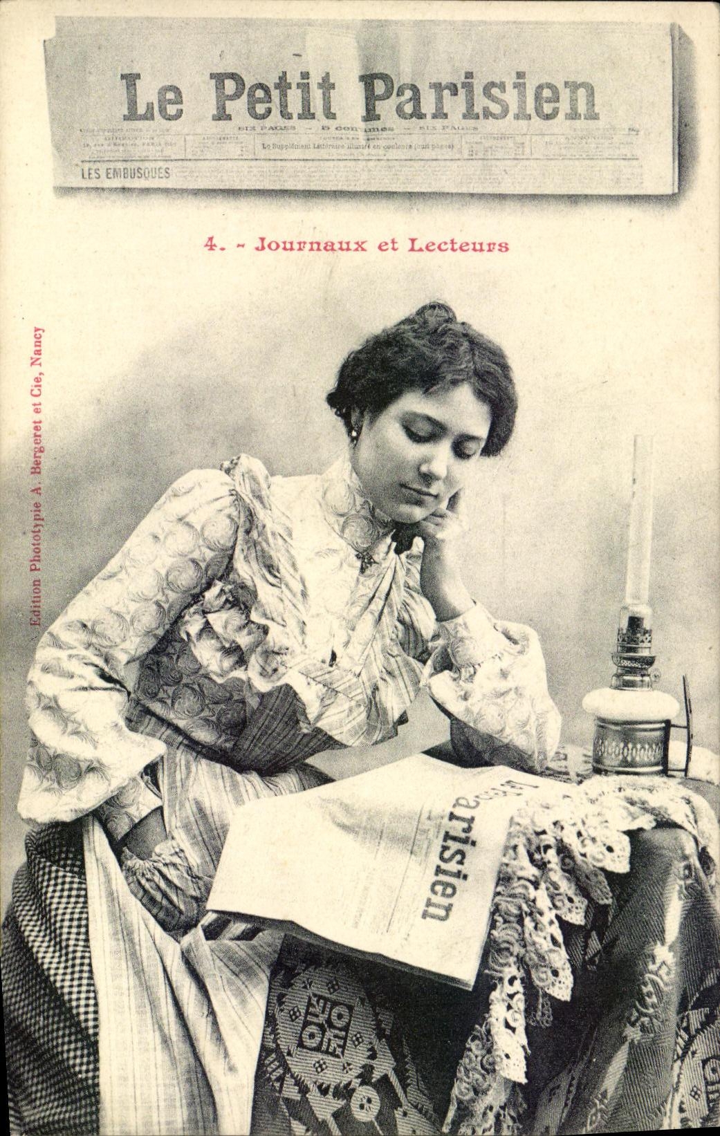Femme lisant Le Petit Parisien — Série Les Embusques, n°4 — Édition Phototypie A. Bergeret et Cie, Nancy