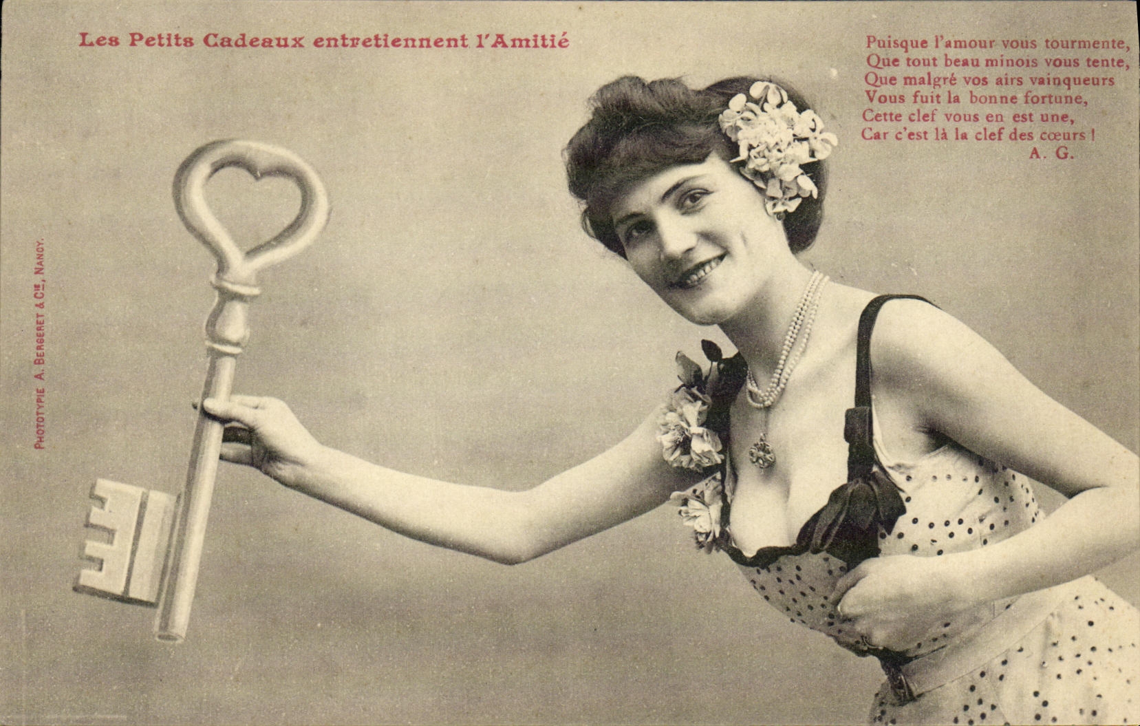 Femme tenant une grande clé en forme de cœur — Les Petits Cadeaux entretiennent l'Amitié — Phototype A. Berberet & Cie, Nancy