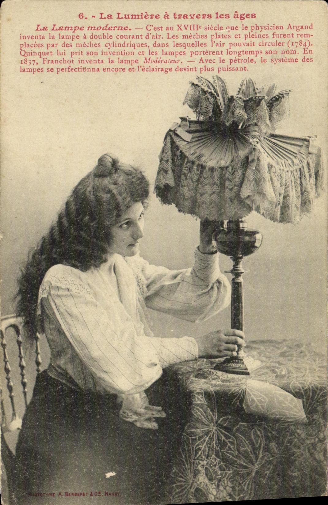 Donna con una lampada a petrolio — Storia della luce — Fototipia A. Berberet & Cie, Nancy