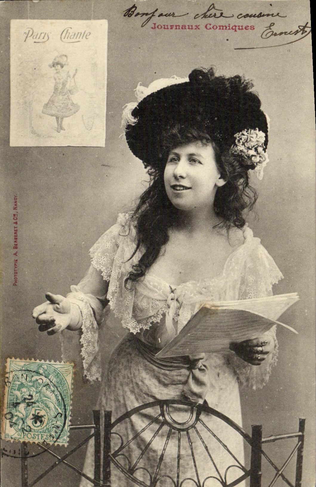 Paris singt — Motiv: Frau in Bühnenkostüm mit Buchlet — Phototypie A. Berneat & Cie, Nancy