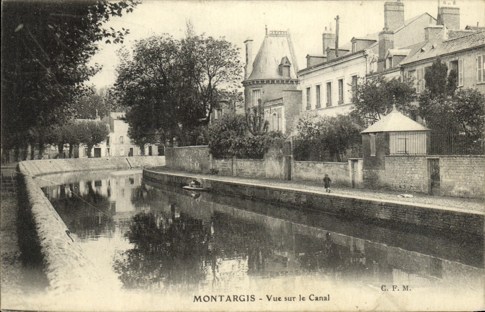 CPA Montargis Vue sur le canal 