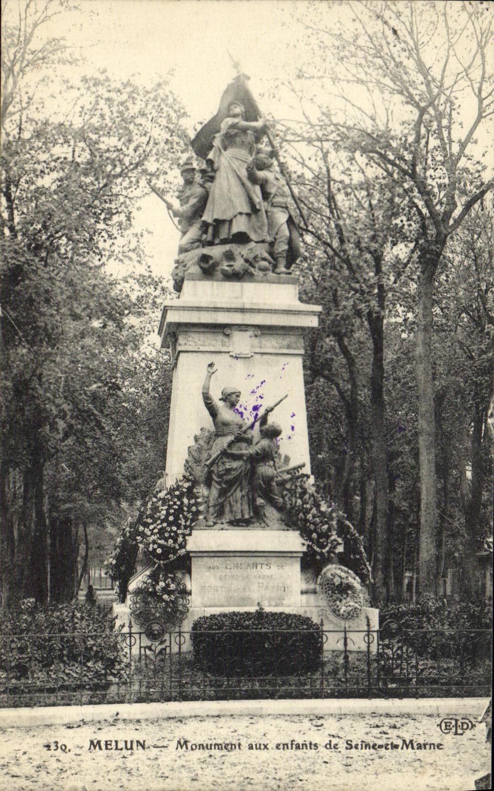 CPA Melun monument aux enfants de Seine et Marne 