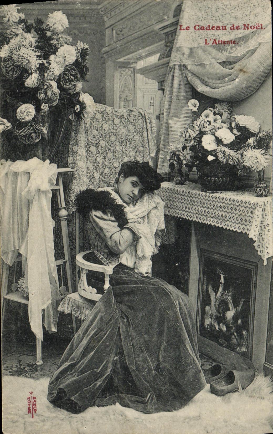 Frau in dunkler Kleidung — wartend vor dekoriertem Kamin — Verlag N. D. (Paris) — Seriennummer nicht sichtbar
