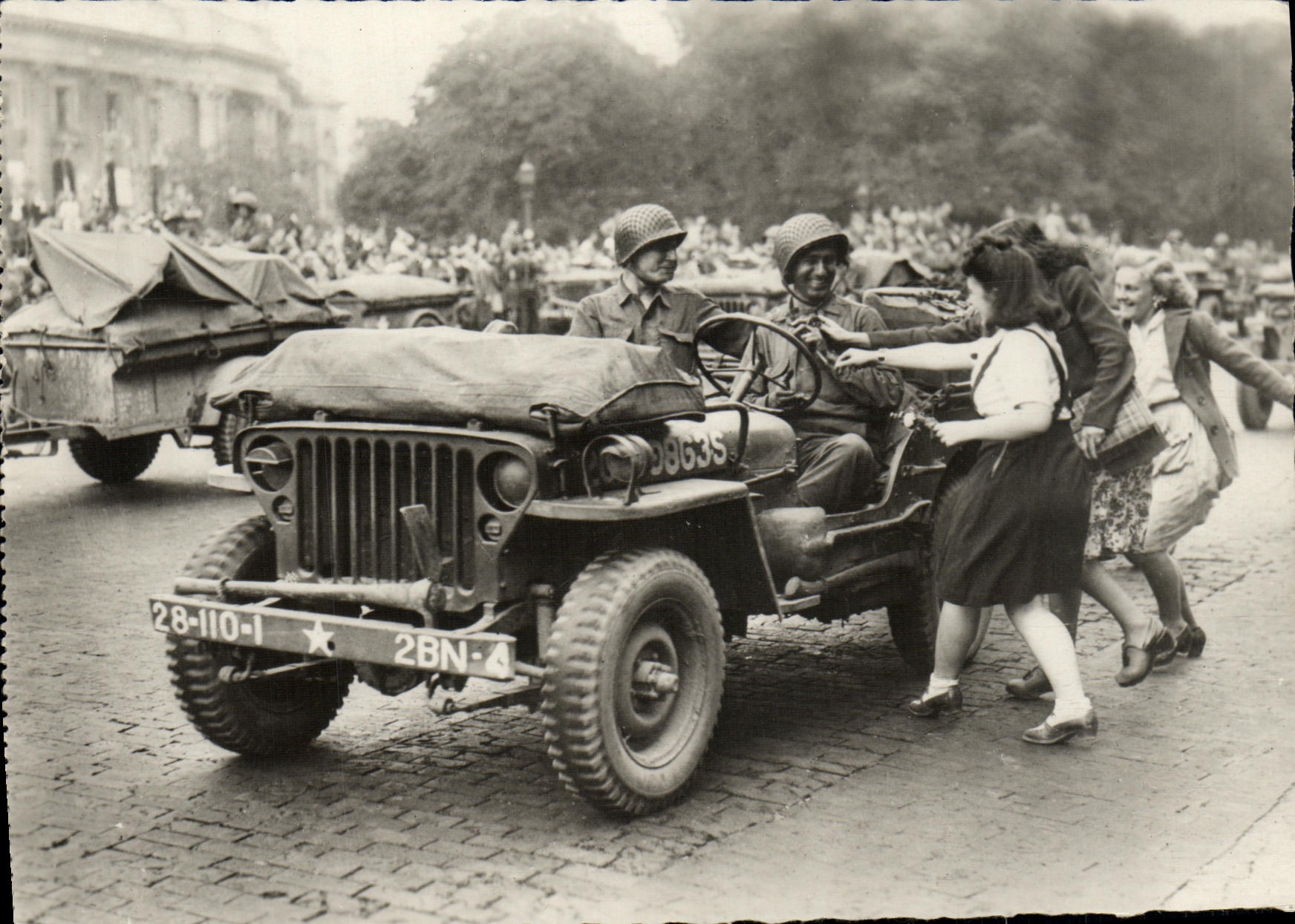 CPM Accueil des parisiennes aux troupes americaines Militaria