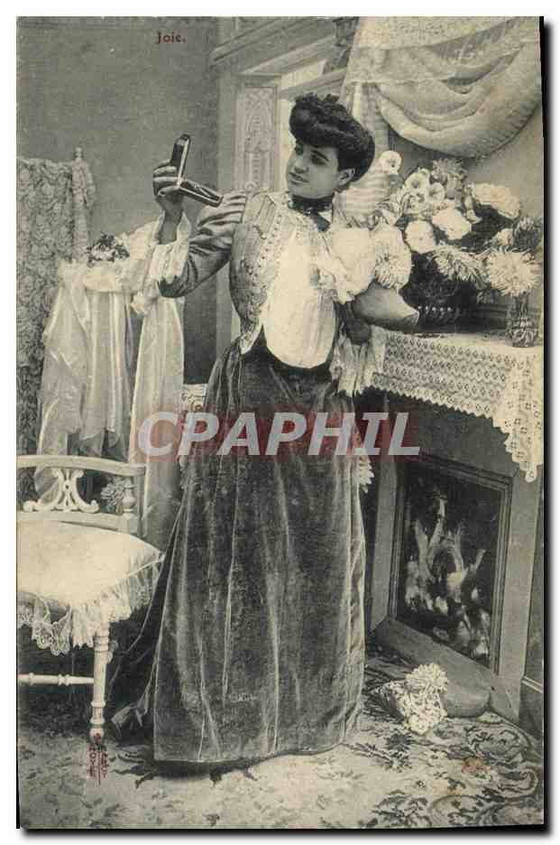 Jeune femme en robe de velours — tenant un miroir — éditeur anonyme
