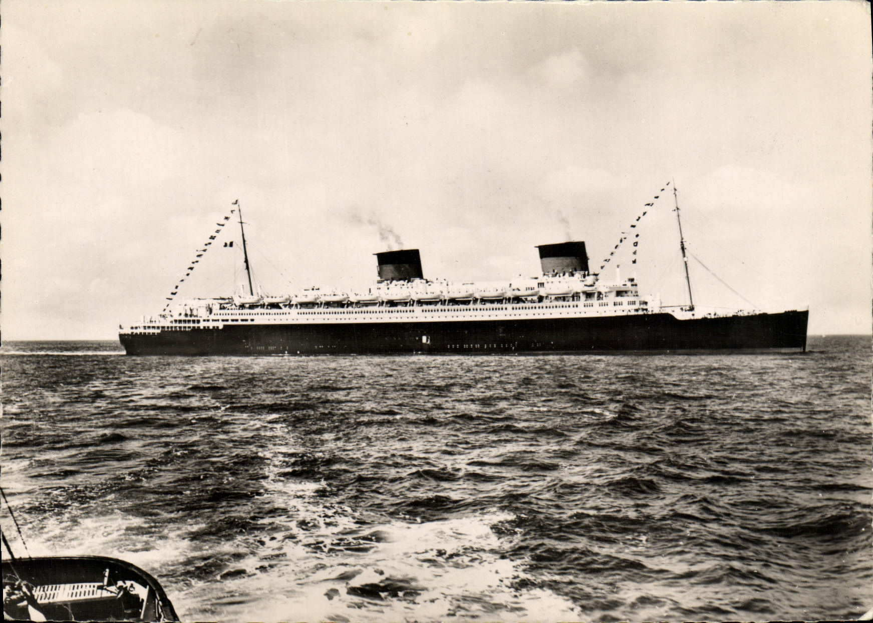 Le paquebot "Liberté" — vue en mer — éditeur CPAPHIL, n° (50)