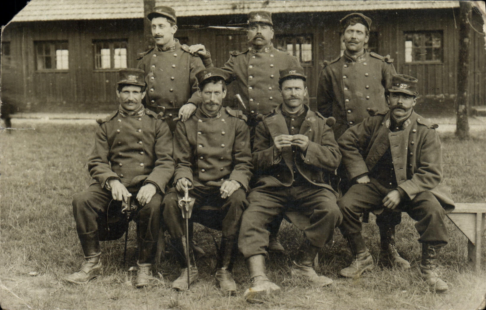 CARTE PHOTO Soldats Militaria numero 27 sur le kepi 