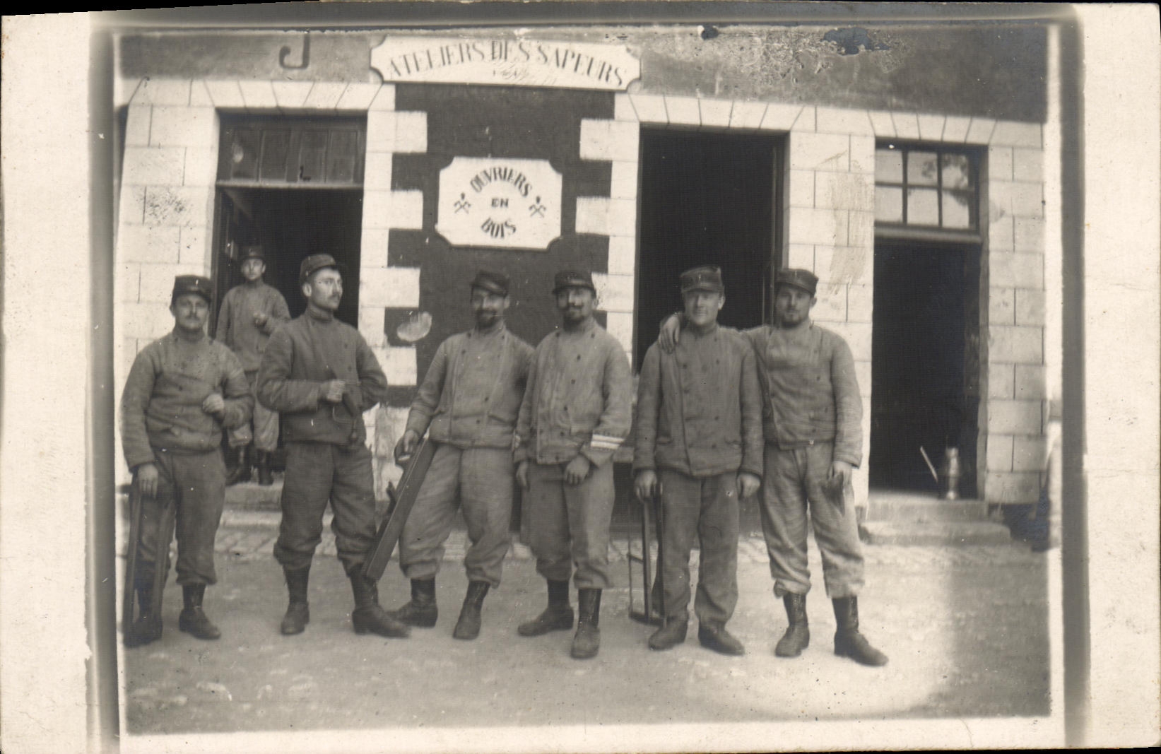 CARTE PHOTO Soldats Militaria Atelier des Sapeurs Ouvriers en bois 
